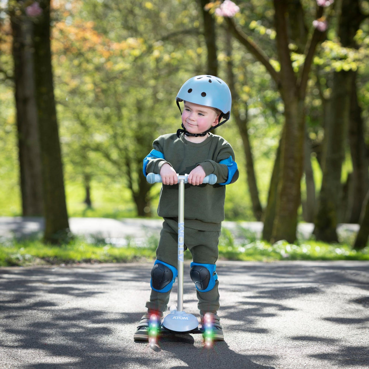 ATOM Light-Up Move &#39;N&#39; Groove Scooter in Blue – 3-Wheel Kids Scooter with LED Flashing Deck and Wheels for Ages 3+.