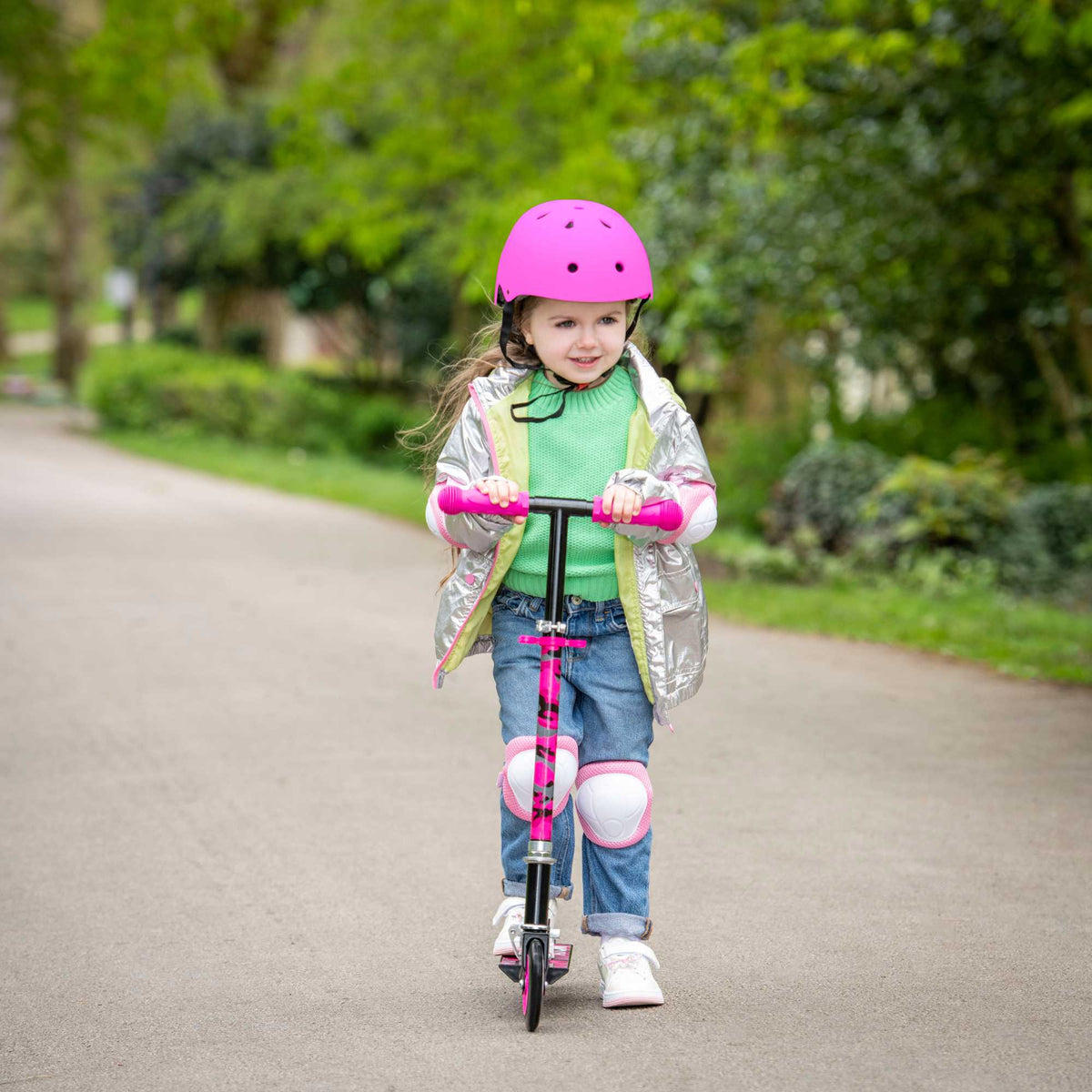 ATOM Inline 2-wheeled children&#39;s scooter in a stylish pink camouflage theme, featuring a durable design, eye-catching camouflage patterns, and a trendy look ideal for young riders