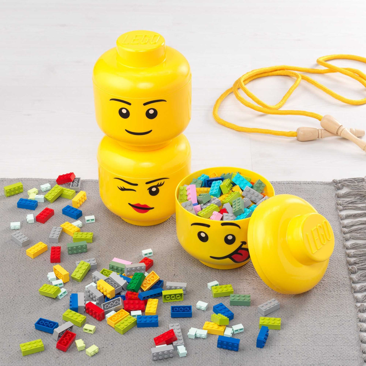 Large LEGO Storage Head – Yellow stackable container shaped like a classic LEGO minifigure head with removable lid, ideal for organizing bricks, toys, and accessories in kids&#39; rooms or play areas.