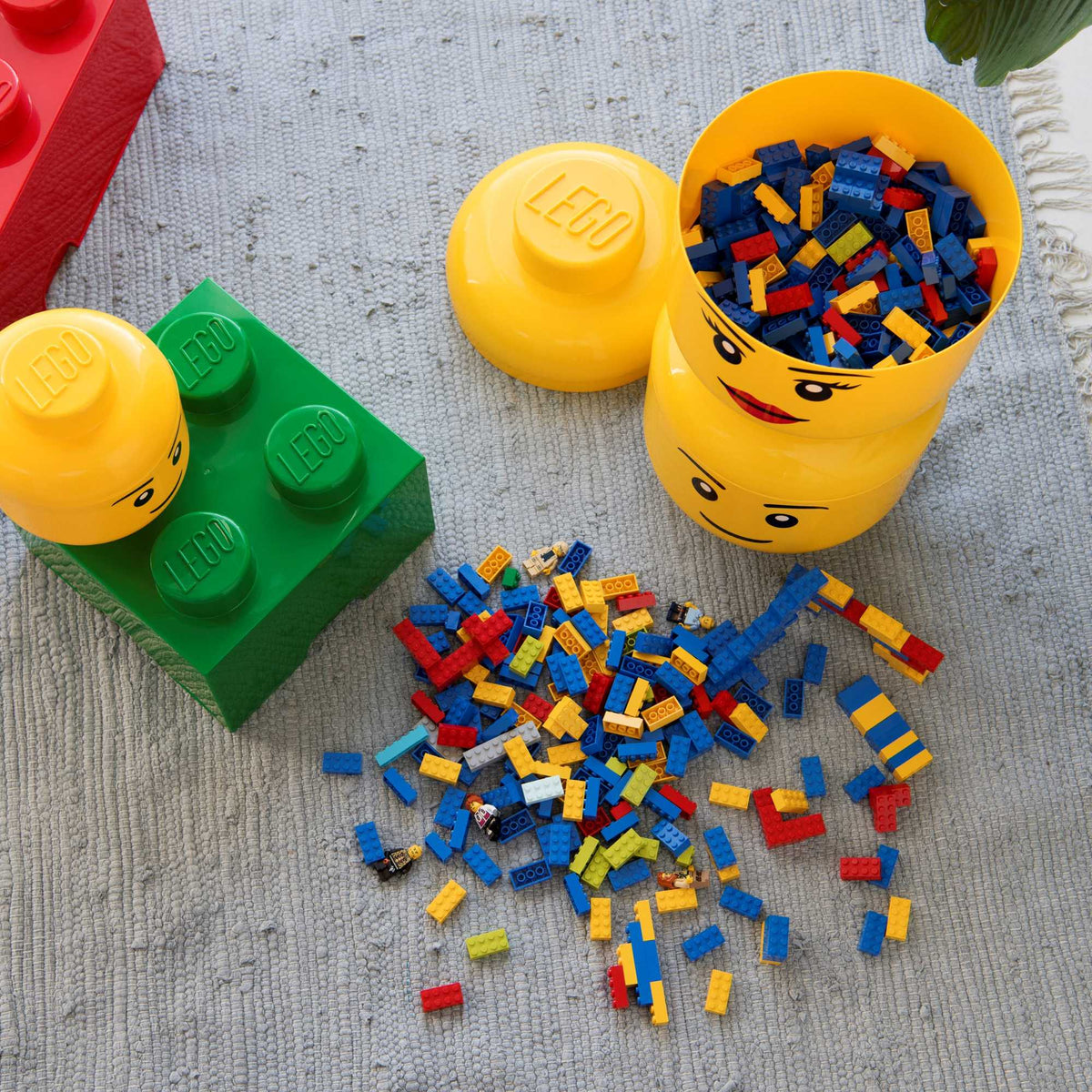 Large LEGO Storage Head – Yellow stackable container shaped like a classic LEGO minifigure head with removable lid, ideal for organizing bricks, toys, and accessories in kids&#39; rooms or play areas.