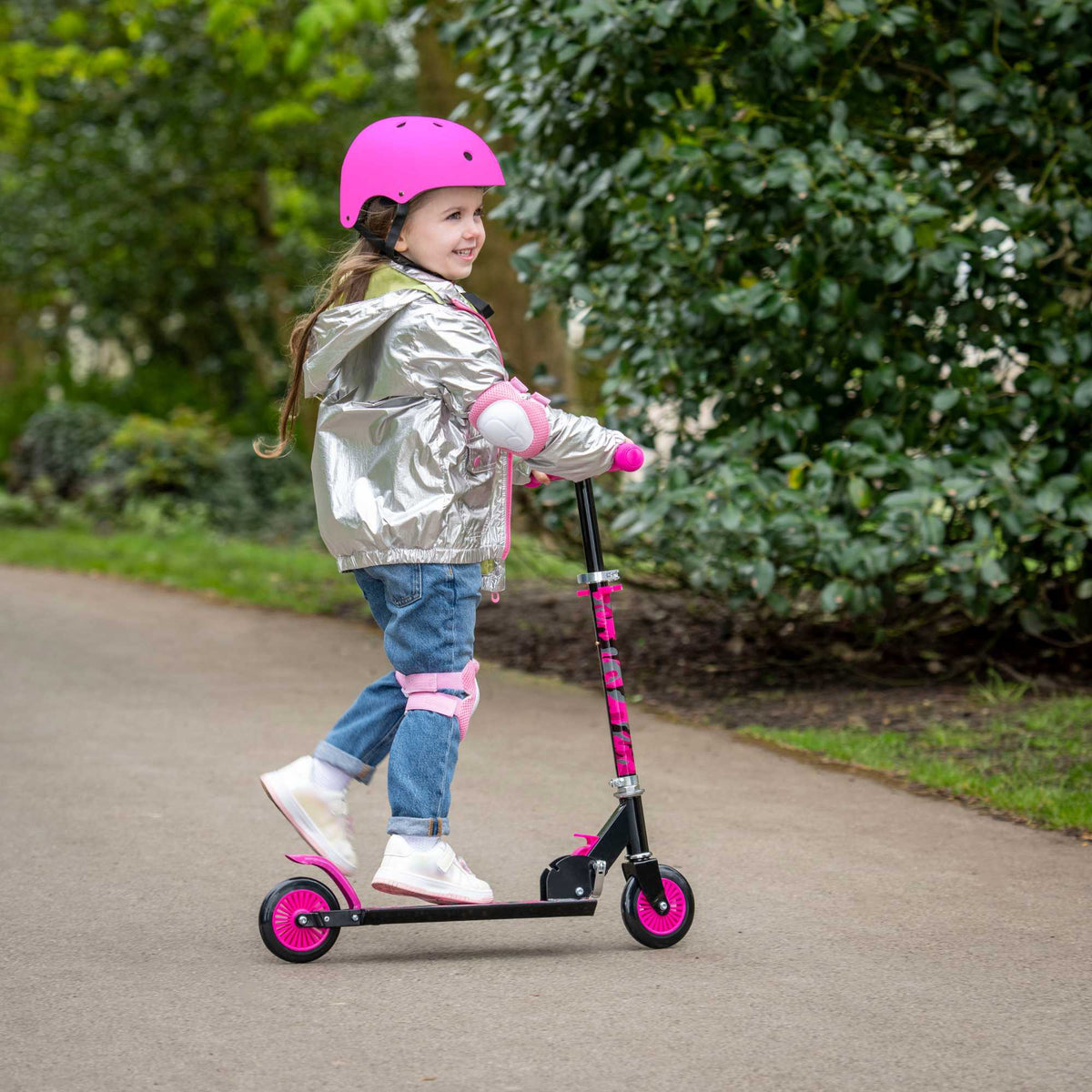 ATOM Inline 2-wheeled children&#39;s scooter in a stylish pink camouflage theme, featuring a durable design, eye-catching camouflage patterns, and a trendy look ideal for young riders