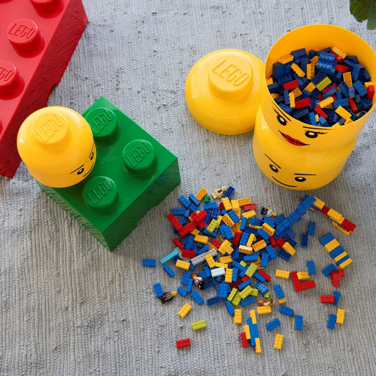 Large LEGO Storage Head – Yellow stackable container shaped like a classic LEGO minifigure head with removable lid, ideal for organizing bricks, toys, and accessories in kids&#39; rooms or play areas.