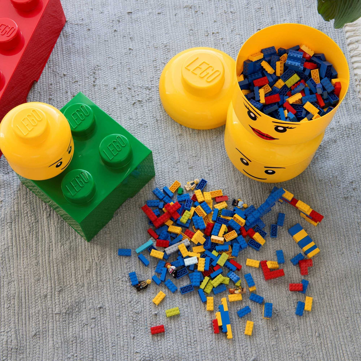 Large LEGO Storage Head – Yellow stackable container shaped like a classic LEGO minifigure head with removable lid, ideal for organizing bricks, toys, and accessories in kids&#39; rooms or play areas.