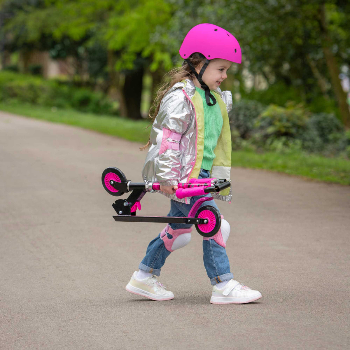 ATOM Inline 2-wheeled children&#39;s scooter in a stylish pink camouflage theme, featuring a durable design, eye-catching camouflage patterns, and a trendy look ideal for young riders