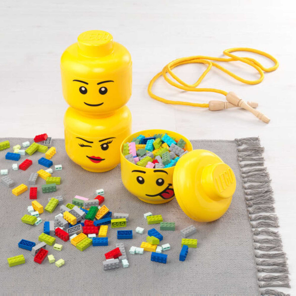 Large LEGO Storage Head – Yellow stackable container shaped like a classic LEGO minifigure head with removable lid, ideal for organizing bricks, toys, and accessories in kids&#39; rooms or play areas.