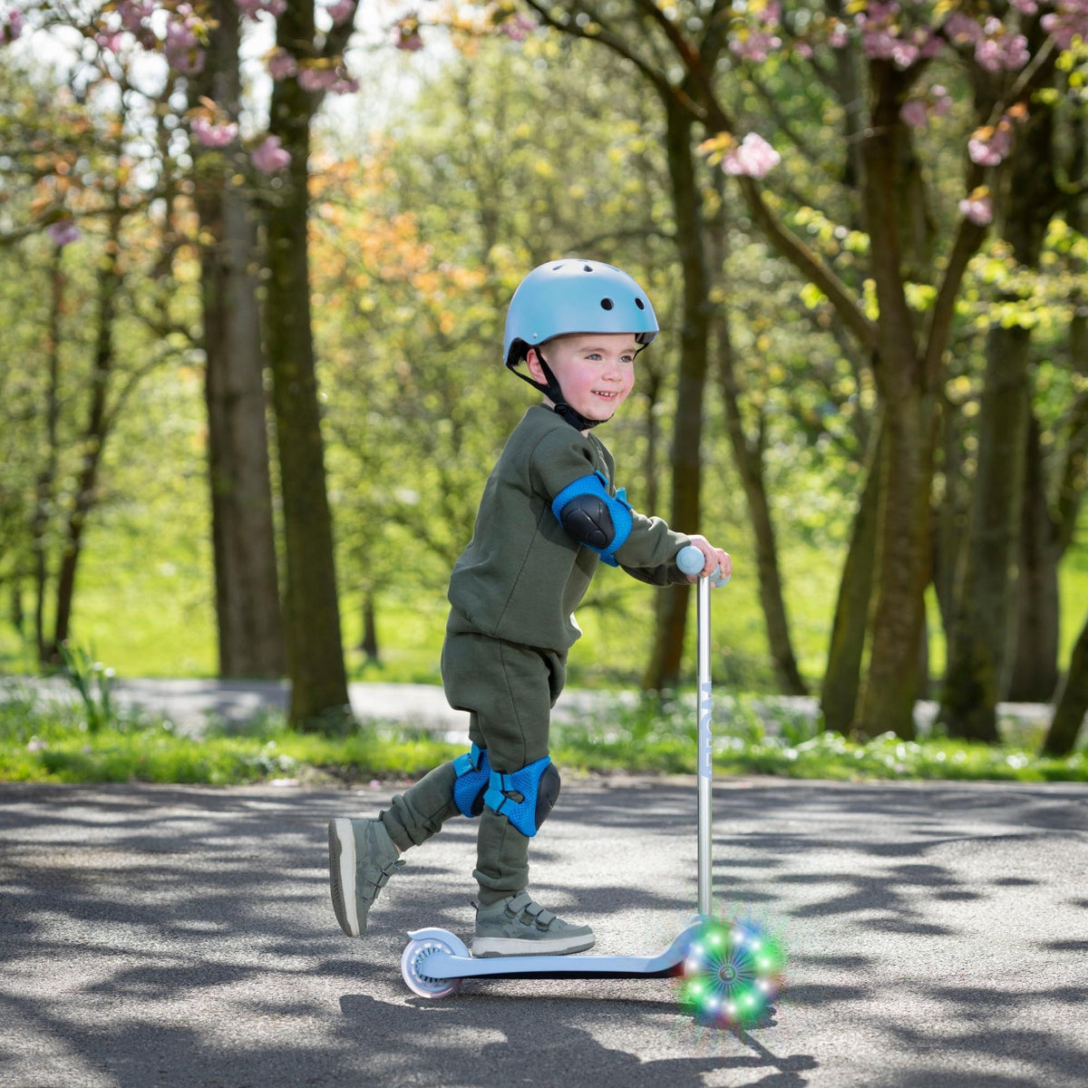 ATOM Light-Up Move &#39;N&#39; Groove Scooter - Blue Scooters