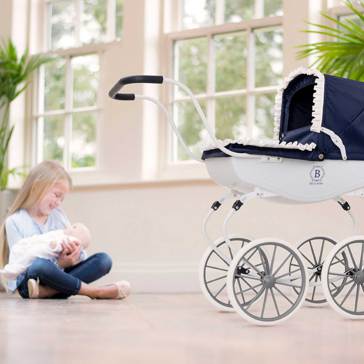 Bella Rosa Windsor Dolls Carriage Pram - Navy &amp; White - Elegant navy and white pram designed for dolls, combining classic style with functionality to enhance imaginative play for children.