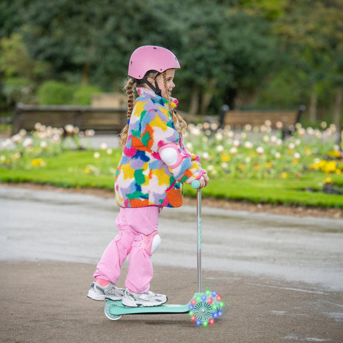 ATOM Light-Up Move &#39;N&#39; Groove Scooter in Green – 3-Wheel Kids Scooter with LED Flashing Deck and Wheels for Ages 3+