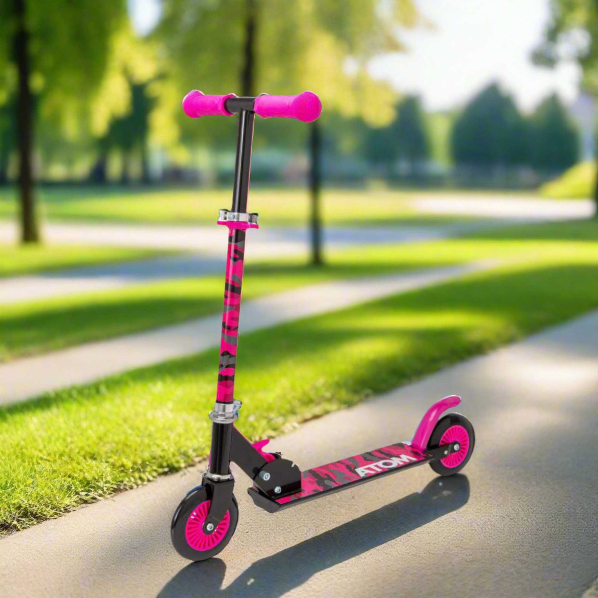 ATOM Inline 2-wheeled children&#39;s scooter in a stylish pink camouflage theme, featuring a durable design, eye-catching camouflage patterns, and a trendy look ideal for young riders