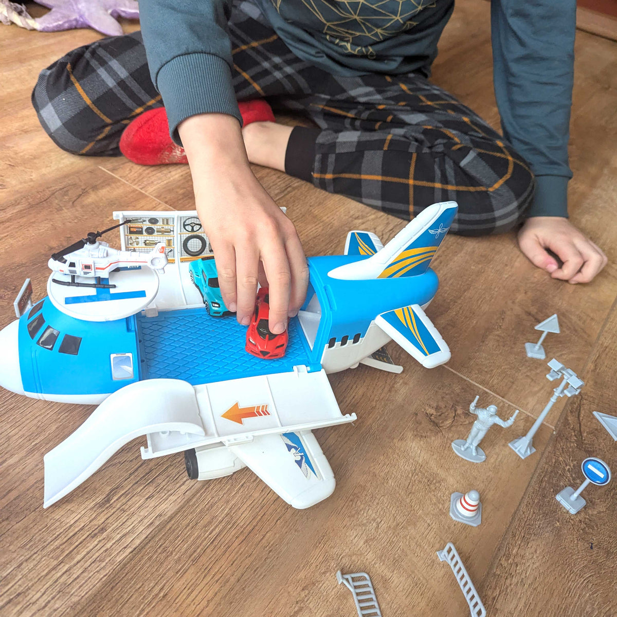 Teamsterz Aeroplane Transporter - Includes 16 Accessories Helicopters &amp; Planes