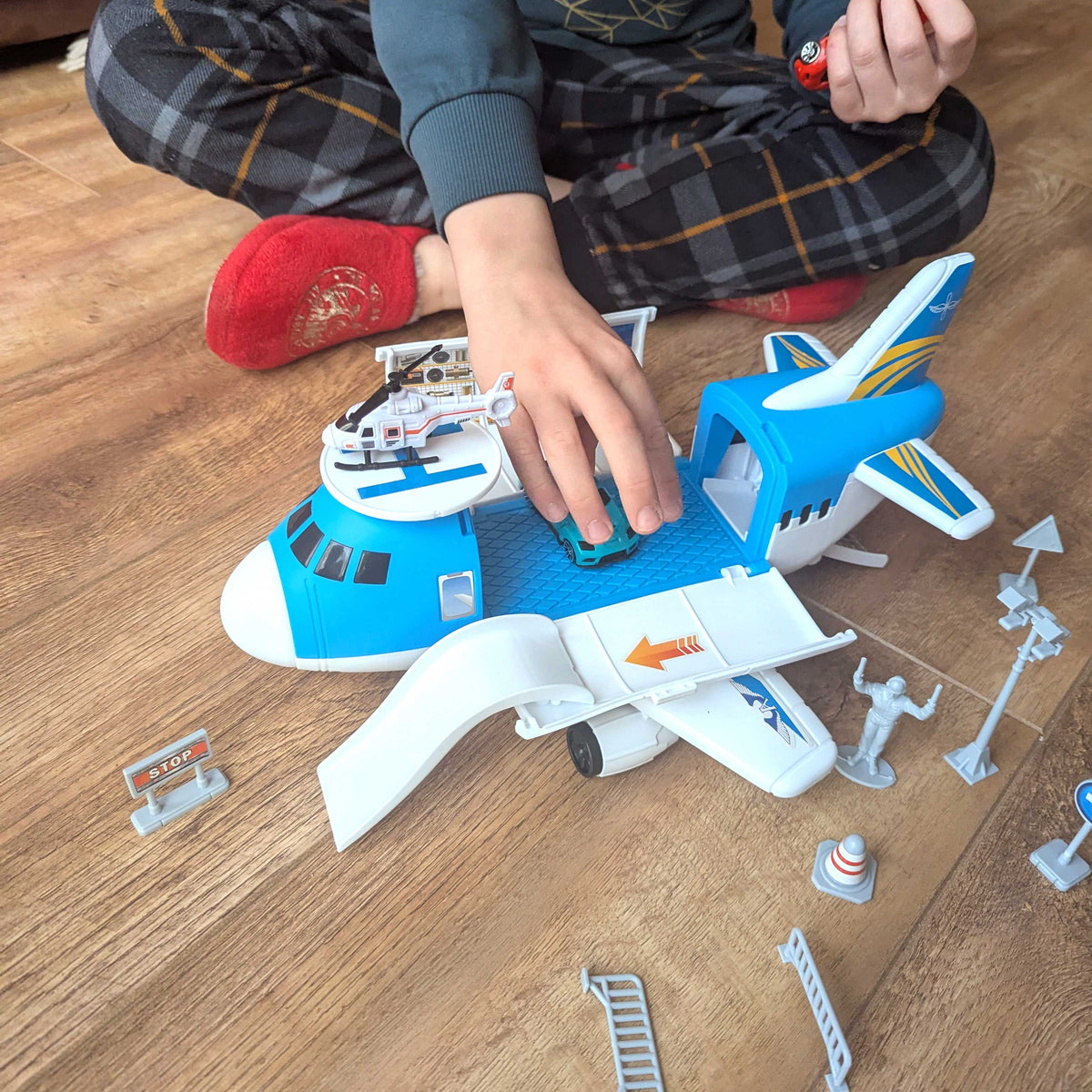 Teamsterz Aeroplane Transporter - Includes 16 Accessories Helicopters &amp; Planes