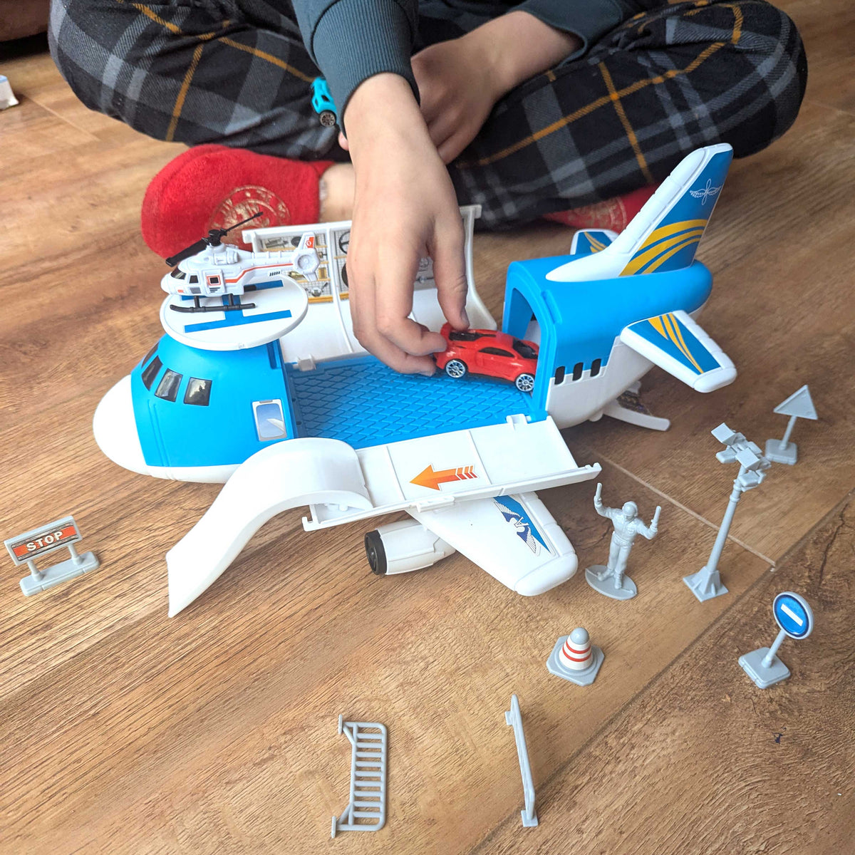 Teamsterz Aeroplane Transporter - Includes 16 Accessories Helicopters &amp; Planes