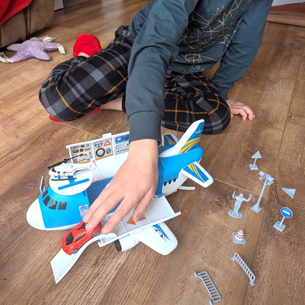 Teamsterz Aeroplane Transporter - Includes 16 Accessories Helicopters &amp; Planes