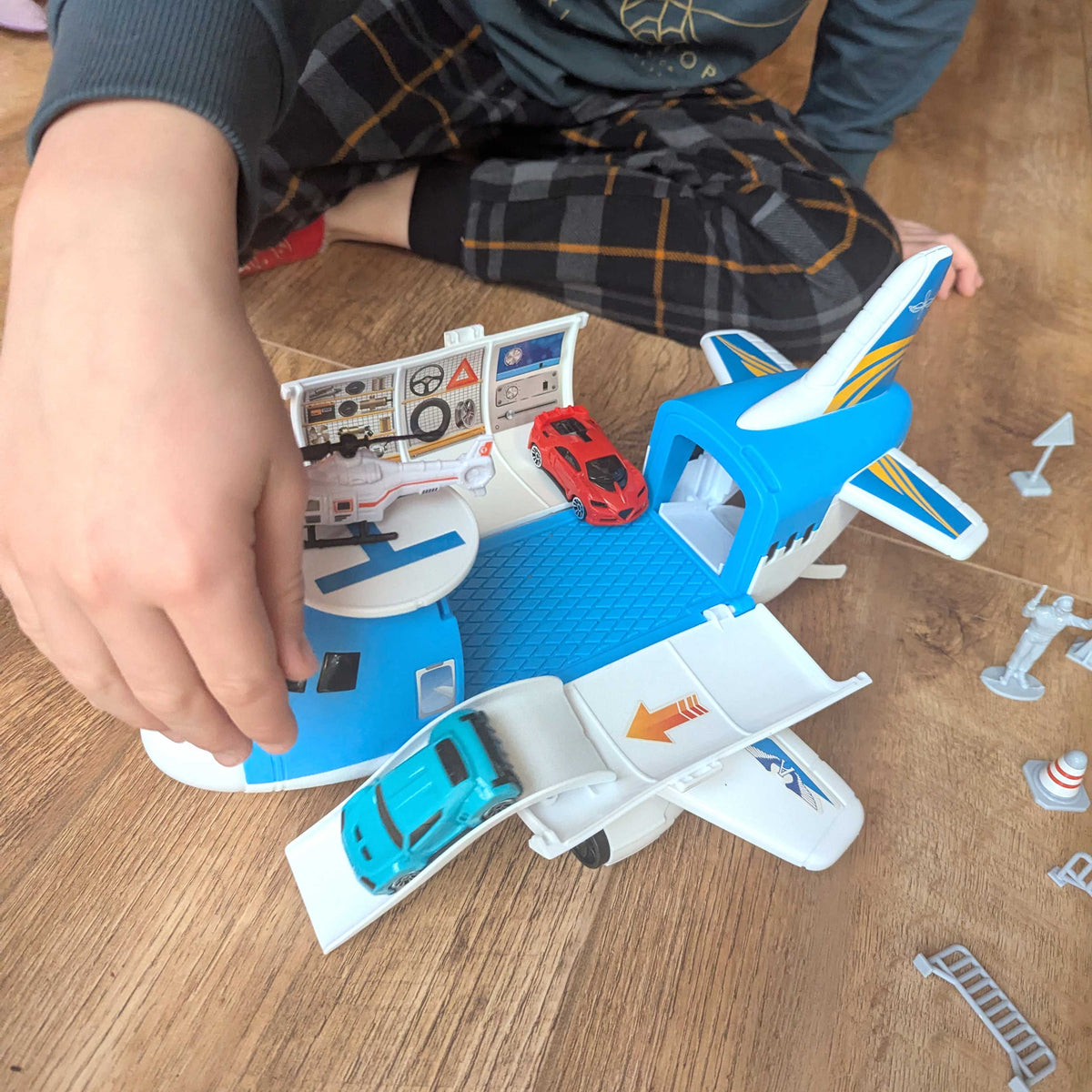 Teamsterz Aeroplane Transporter - Includes 16 Accessories Helicopters &amp; Planes