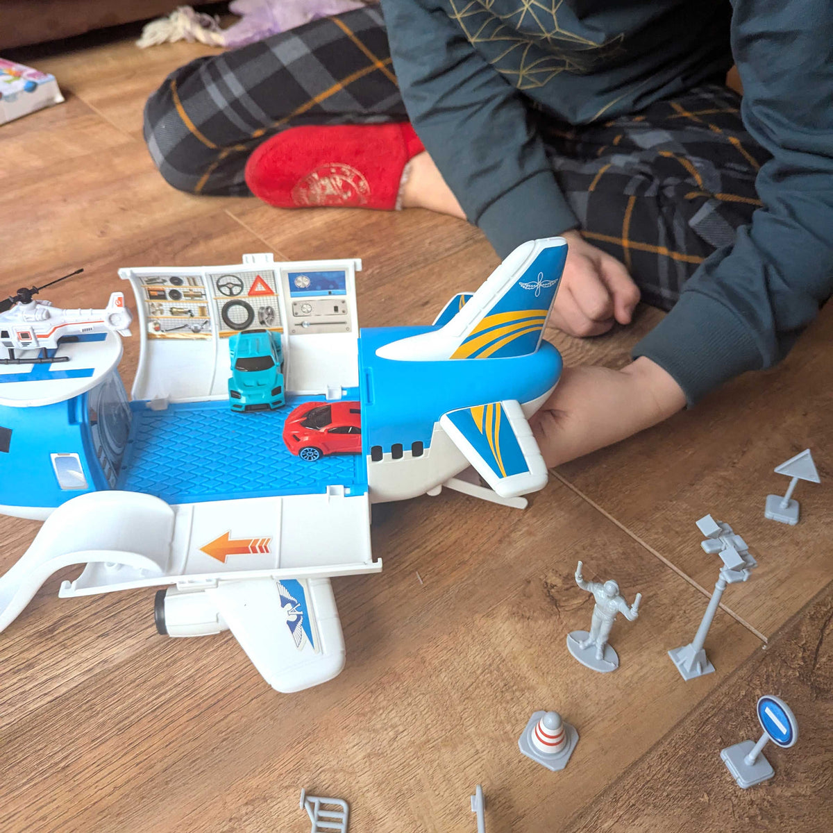 Teamsterz Aeroplane Transporter - Includes 16 Accessories Helicopters &amp; Planes